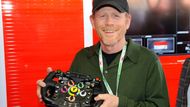 Oscarový filmový režisér Ron Howard pózuje s volantem Ferrari.