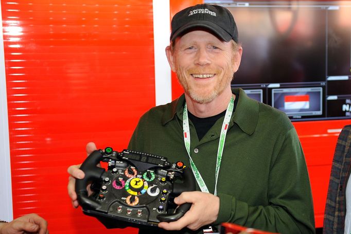 Oscarový filmový režisér Ron Howard pózuje s volantem Ferrari.