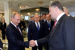 Putin si telefonoval s Porošenkem. Hovořili o vězních a situaci na Donbasu