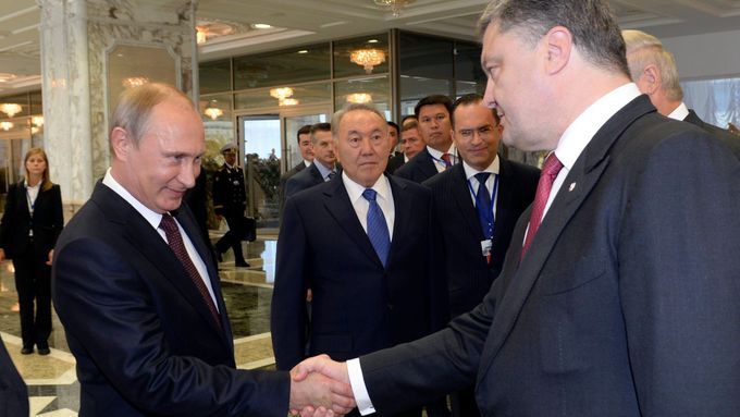 Putin a Porošenko si podali ruce v běloruském Minsku. Osobně se setkali teprve podruhé.