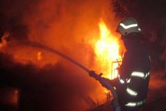 V Brně vyhořela chatka, hasiči v ní našli torzo lidského těla. Příčina požáru se vyšetřuje