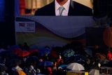 Americký prezident Barack Obama pozdravil lidi z velkoplošné obrazovky.