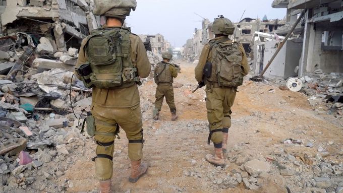 Izraelská vláda od října 2023 nepouští do Pásma Gazy, zdevastovaného masivním bombardováním, dostatek humanitární pomoci a letos téměř tři měsíce pro dva miliony obyvatel blokovala veškeré dodávky.