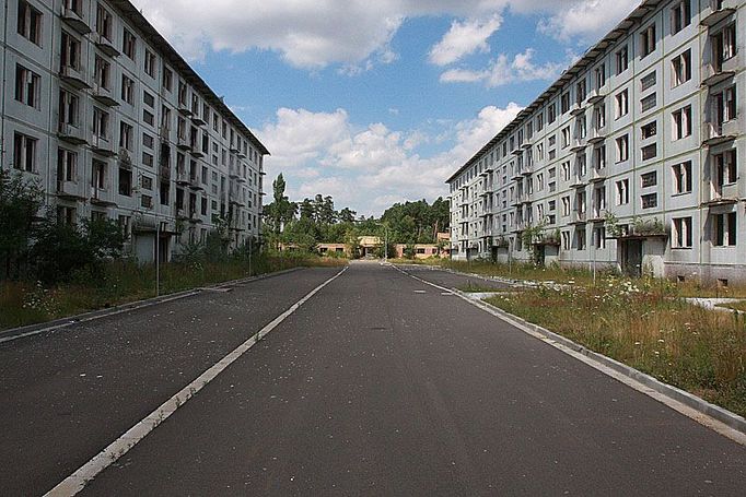 Ralsky prospekt, nová silnice mezi prázdnými paneláky, na konci zřícenina samoobsluhy