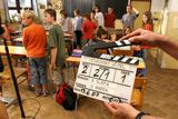 Štáb Bohdana Slámy měl včera první natáčecí den. Děti se dopoledne učily, odpoledne dělaly kompars filmařům.