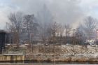 Na pražské Štvanici hořely dílny u skateparku, ozývaly se z nich výbuchy. Nikdo nebyl zraněn