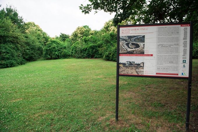 Informační tabule v parku Bosco delle Querce﻿, Seveso, Itálie. Park byl vybudován na místě zamořeném dioxinem při havárii v roce 1976.