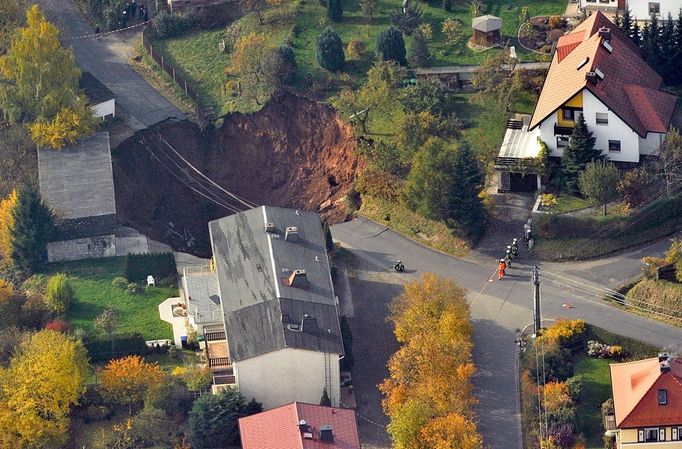 Sinkhole in Thuringia Firemen secure the perimeter of a sinkhole that has left a huge crater in the middle of a residential area in Schmalkalden, Germany, 01 November 2010. No one was hurt. The hole is about 20 metres deep. Photo: STEFAN THOMAS