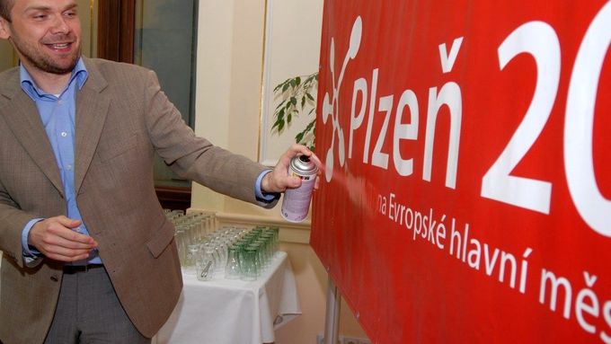 Plzeňský primátor Martin Baxa sprejuje: Červený sprej zakrývá slova "kandidát na" a zbude "Evropské hlavní město kultury".
