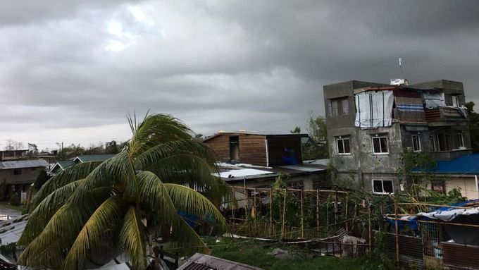Filipíny zasáhla silná bouře, tisíce lidí kvůli ní musely na Štědrý den opustit své domovy.