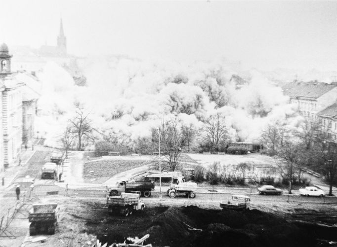 Odstřel domů během asanace. Záběr z na Komenské náměstí. 80. léta.