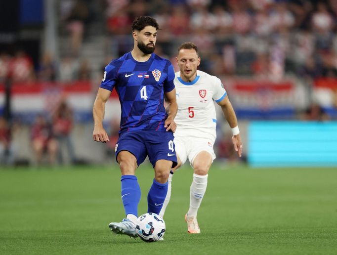 Joško Gvardiol sledovaný Vladimírem Coufalem v utkání kvalifikace MS 2026 Chorvatsko - Česko