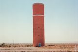 Vodárenská věž v marocké Zagoře. Tyto věže často staví a financují sdružení rodin, aby si zajistily stabilnější dodávky vody.