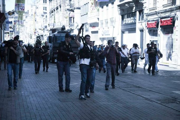 Demonstrace na istanbulském náměstí Taksím očima tureckého fotografa