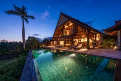 Turistický ráj praská ve švech. Bali chce omezit Airbnb a chránit veřejné služby