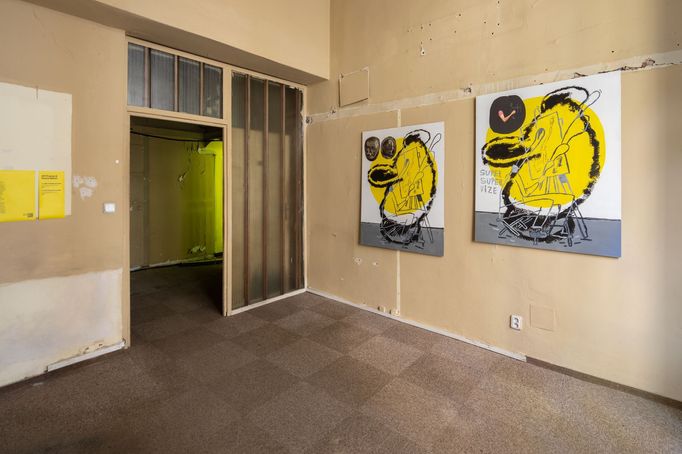 Z přehlídky výtvarných děl Art Index Pop-up v pražském paláci Bellevue. Na snímku díla Jiřího Franty & Davida Böhma.