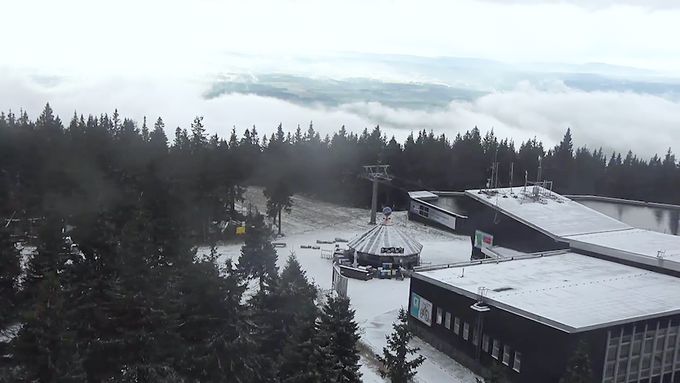 Záběry z českých hor, které hlásí první letošní sněhovou nadílku