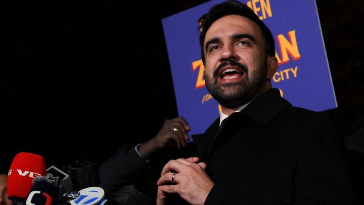 V New Yorku volí nového starostu, favorita označuje Trump za "komunistického šílence"