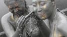 People play in the mud during the Boryeong Mud Festival at Daecheon beach in Boryeong, about 190 km (118 miles) southwest of Seoul, July 15, 2012. About 2 to 3 million domestic and international tourists visit the beach during the annual mud festival, according to the festival organisers. REUTERS/Lee Jae-Won (SOUTH KOREA - Tags: SOCIETY TRAVEL) Published: Čec. 15, 2012, 6:56 dop.