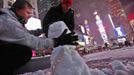 Henrik (L) a tourist visiting from Norway and John from Wayne, New Jersey build a snowman together during a snow storm in New York's Times Square, November 7, 2012. A wintry storm dropped snow on the Northeast and threatened to bring dangerous winds and flooding to a region still climbing out from the devastation of superstorm Sandy. REUTERS/Brendan McDermid (UNITED STATES - Tags: DISASTER ENVIRONMENT) Published: Lis. 8, 2012, 2:48 dop.