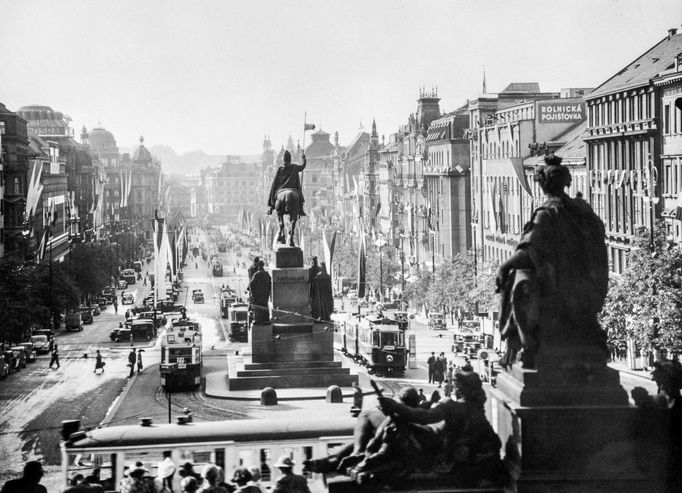 Historická fotografie zachycující provoz tramvajové linky na Václavském náměstí, která zde byla v provozu mezi lety 1884-1980.