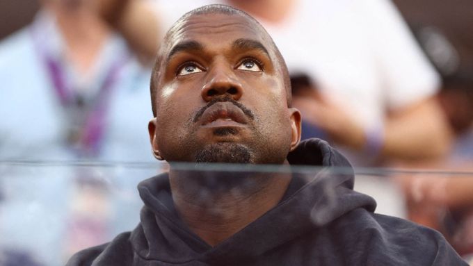Zpěvák Kanye West sleduje Super Bowl LVI 2022 LA Rams - Cincinnati Bengals