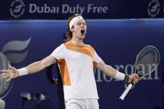 Ne válce. Ruský tenista Rubljov napsal po výhře v Dubaji na kameru jasný vzkaz