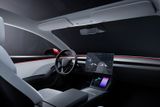 Interiéru dominuje 15,4palcová dotyková obrazovka, přes kterou se řídí veškeré funkce Modelu 3 včetně převodovky. Tesla úplně odstranila páčky pod volantem, slibuje ale lepší materiály u zpracování.