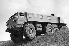 Sovětské automobilové monstrum pro jízdu na Sibiři. ZiL E167 měl spotřebu sto na sto