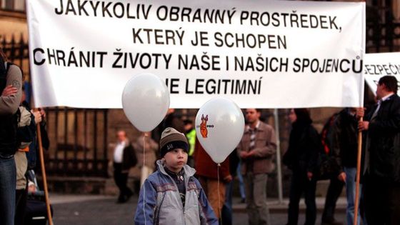 Chceme rakety!  Stovky demonstrantů pozvaly do Česka armádu USA