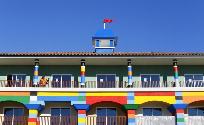 A worker sweeps a third floor balcony as construction continues in North America's first ever Lego Hotel being built at Legoland in Carlsbad, California January 17, 2013. The three-story, 250-room hotel will open on April 5. REUTERS/Mike Blake (UNITED STATES - Tags: SOCIETY TRAVEL) Published: Led. 17, 2013, 10:56 odp.