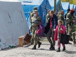 Civilisté evakuovaní z Azovstalu dorazili do dočasného ubytovacího zařízení nedaleko Mariupolu.