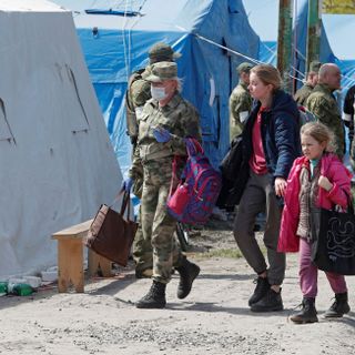 Civilisté evakuovaní z Azovstalu dorazili do dočasného ubytovacího zařízení nedaleko Mariupolu.