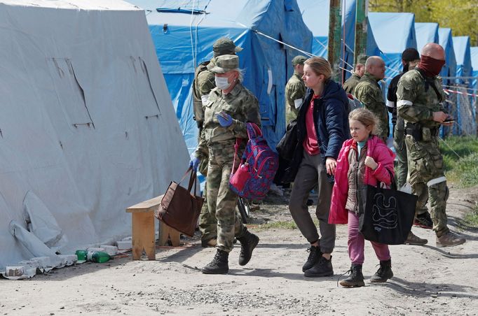 Civilisté evakuovaní z Azovstalu dorazili do dočasného ubytovacího zařízení nedaleko Mariupolu.