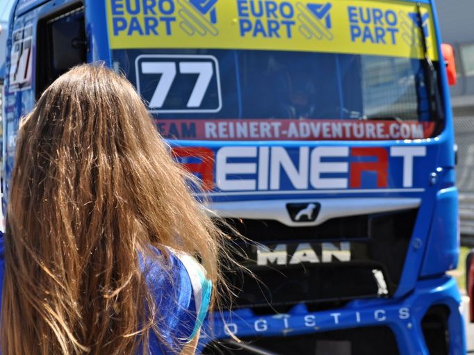 Grid girls na závodě ME tahačů na Nürburgringu