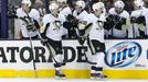 Olli Maatta (3) a Jussi Jokinen (36) slaví gól Pittsburghu na ledě Columbusu.