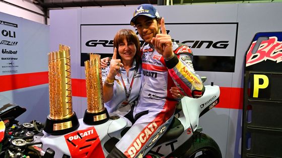 Enea Bastianini slaví s majitelkou a šéfkou týmu Gresini Nadiou Padovaniovou vítězství v GP Kataru MotoGP