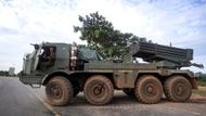 Thajská armáda reagovala prohlášením, že Kambodža úmyslně útočí na nemocnice, školy a obytné oblasti raketovými systémy BM-21 a těžkým dělostřelectvem. "Záměrné útoky na civilisty představují válečný zločin a viníci musí být pohnáni k odpovědnosti," uvedl thajský vojenský mluvčí.