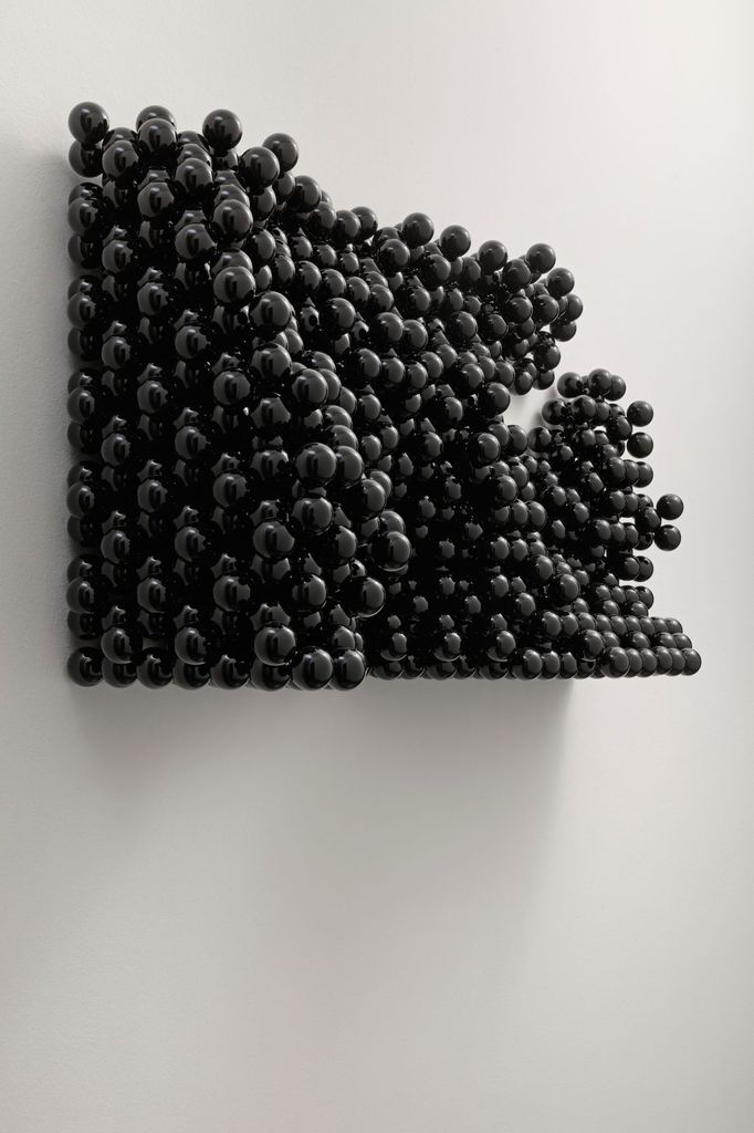 Federico Díaz: Outside Itself, No. 1, ABS plast, sféry 5 cm, 2011, 67 × 132 × 45 cm, vyvolávací cena 300 tisíc korun.