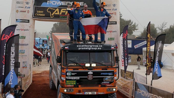 Tomáš Tomeček absolvoval ve své Taře soutěž Africa Eco Race jen s navigátorem Ladislavem Lálou a dvěma mechaniky.