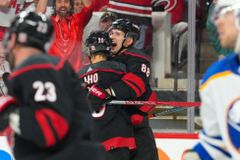 Nečas zazářil třemi body, Voráček vstřelil v Tampere první gól sezony