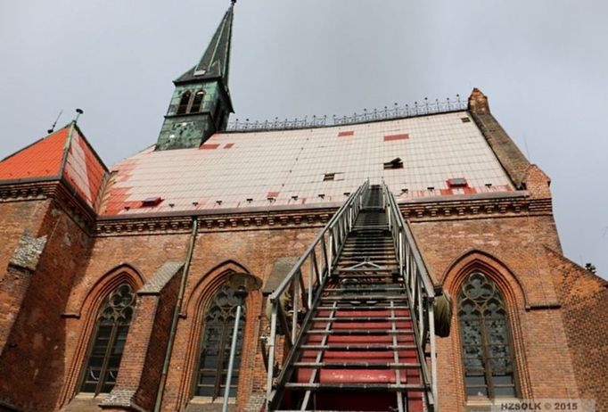 Poničený kostel na Olomoucku.