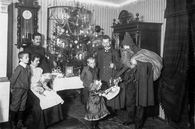 Německá rodina slaví Vánoce, Berlín, kolem roku 1910.