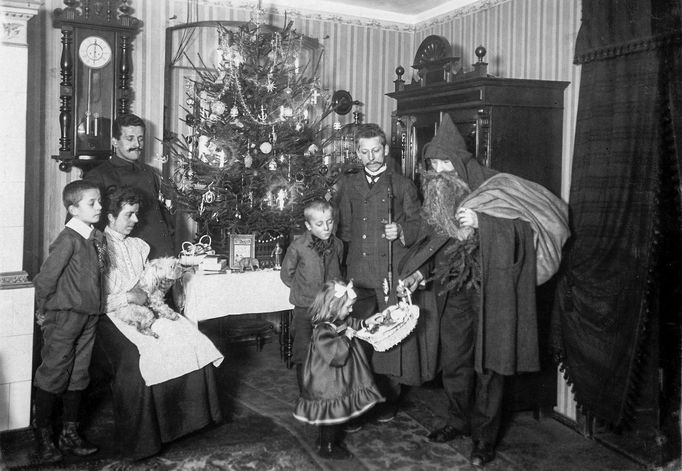 Německá rodina slaví Vánoce, Berlín, kolem roku 1910.