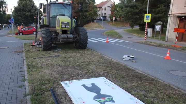 Nabourala zaparkované auto i traktor, pak seniorka nadýchala přes tři promile