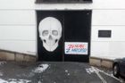 Umělec namaloval na brněnské divadlo lebku a nápis "Zeman z hrobu" připomínající volební slogan