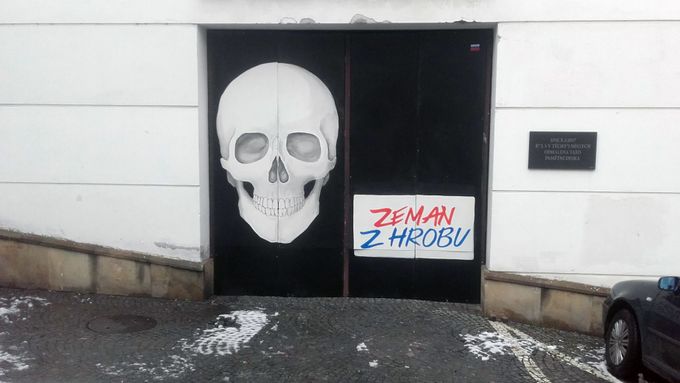 Novým motivem na bráně brněnského Divadla Husa na provázku je lebka s nápisem Zeman z hrobu.