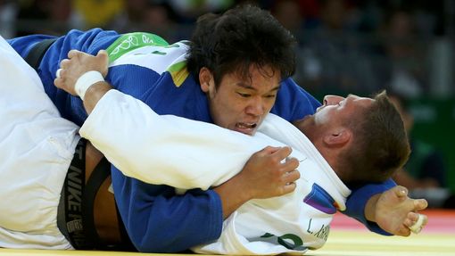 OH 2016, judo do 100 gp čtvrtfinále: Lukáš Krpálek (v bílém) - Rjunosuke Haga (JPN)