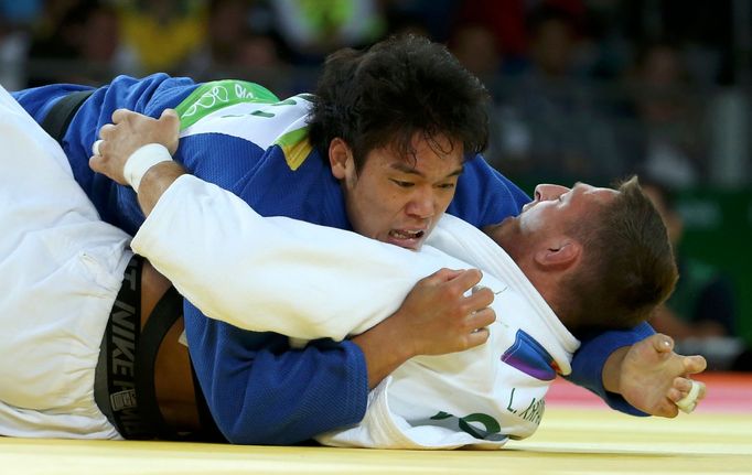 OH 2016, judo do 100 gp čtvrtfinále: Lukáš Krpálek (v bílém) - Rjunosuke Haga (JPN)