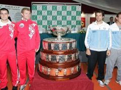Ruští tenisté Michail Južnij a Dimitrij Tursunov (vlevo) spolu s Argentinci Agustinem Calleri (druhý zprava) a Davidem Nalbandianem stojí u Davisova poháru.
